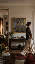 Altın çerçeveli soyut tablo, sıcak tonlu yaşam alanları için tasarlanmış AURA Gallery premium kanvas baskısı, dekoratif duvar tablosu.