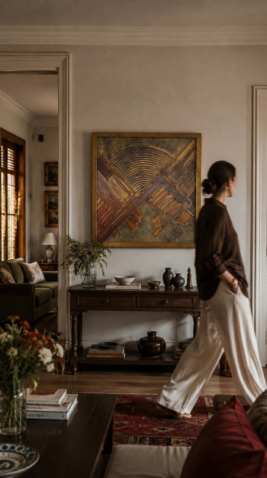 Altın çerçeveli soyut tablo, sıcak tonlu yaşam alanları için tasarlanmış AURA Gallery premium kanvas baskısı, dekoratif duvar tablosu.