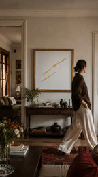 Altın çerçeveli soyut tablo, sıcak tonlu yaşam alanları için tasarlanmış AURA Gallery premium kanvas baskısı, dekoratif duvar tablosu.