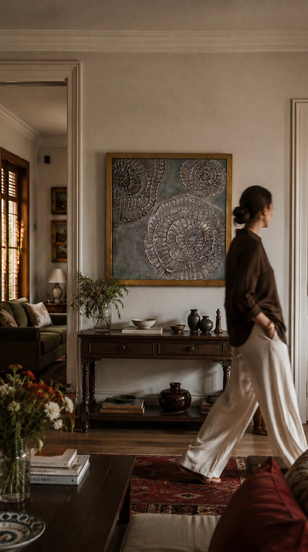 Altın çerçeveli soyut tablo, sıcak tonlu yaşam alanları için tasarlanmış AURA Gallery premium kanvas baskısı, dekoratif duvar tablosu.