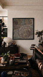 Siyah çerçeveli kanvas tablo, modern iç mekânlara karakter kazandıran AURA Gallery soyut duvar tablosu, premium mat baskı ve zarif çerçeve tasarımı.