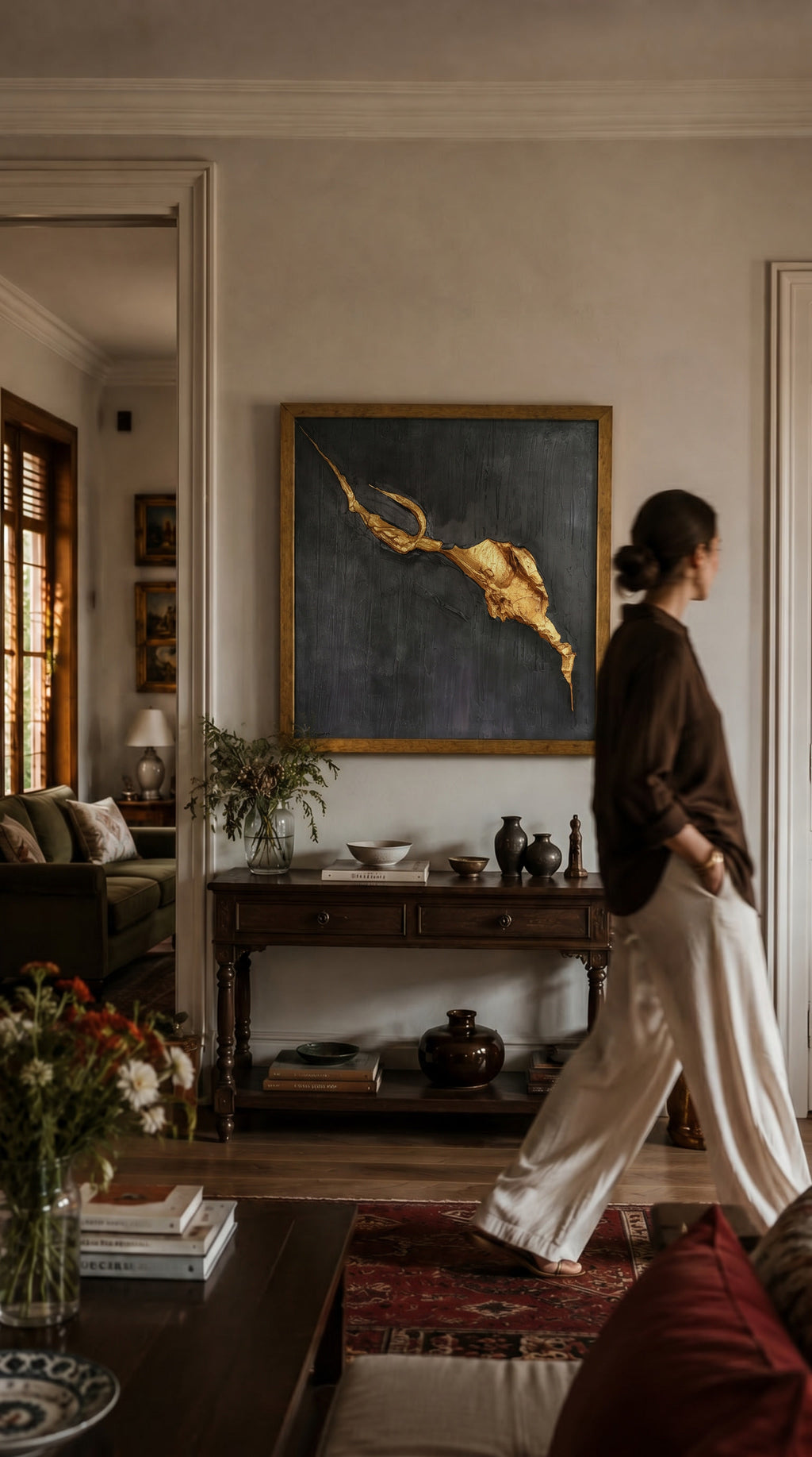Altın çerçeveli soyut tablo, sıcak tonlu yaşam alanları için tasarlanmış AURA Gallery premium kanvas baskısı, dekoratif duvar tablosu.